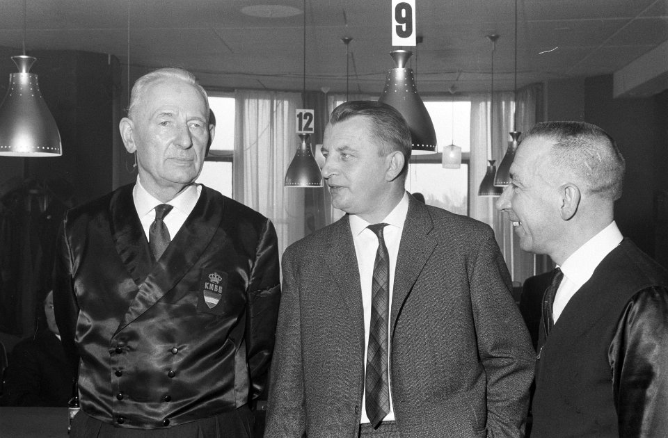 Biljarten Oud-Internationals in Rotterdam H Popeyus in gesprek met links Broek, Bestanddeelnr 914-9119