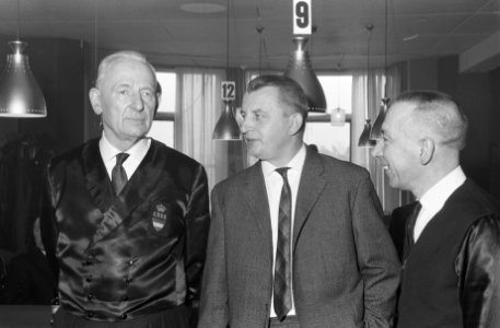 Biljarten Oud-Internationals in Rotterdam H Popeyus in gesprek met links Broek, Bestanddeelnr 914-9119