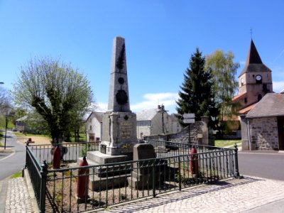 Biollet (Puy-de-Dôme) monument aux morts