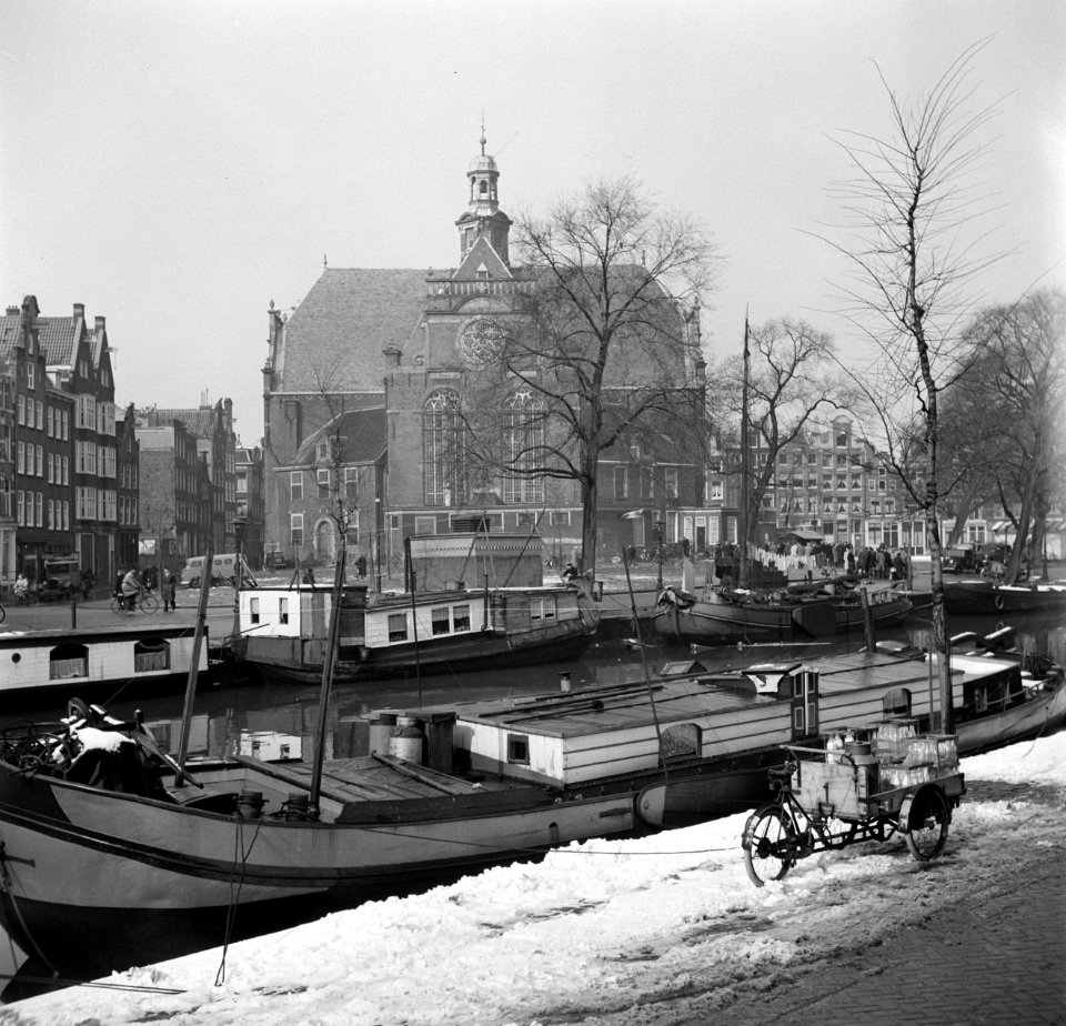 Binnenschepen in de gracht ervoor een bakfiets met melkflessen op de achtergro, Bestanddeelnr 254-3243