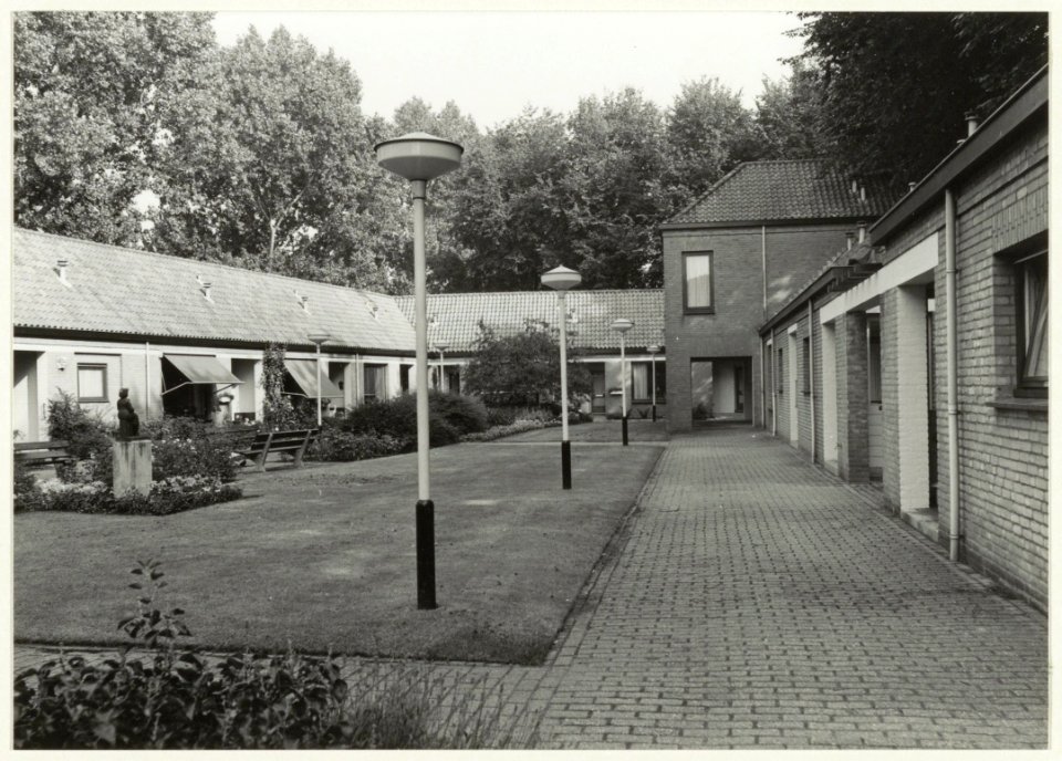 Binnentuin van het Hofje van Codde en Van Beresteyn, Jos Cuypersstraat 16-54, NL-HlmNHA 54032094