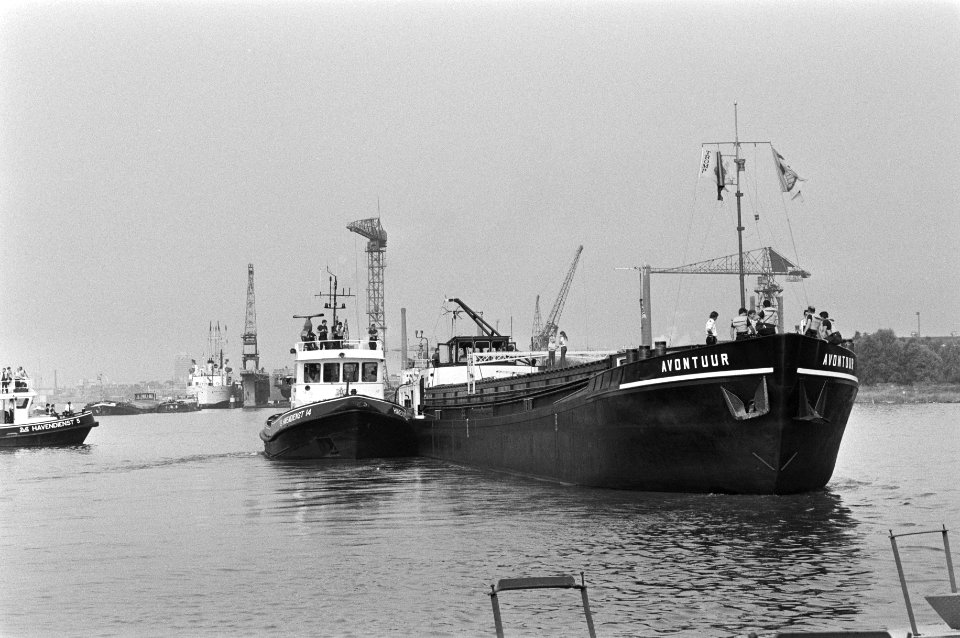 Binnenvaartschip met sleepboot, Bestanddeelnr 931-6256