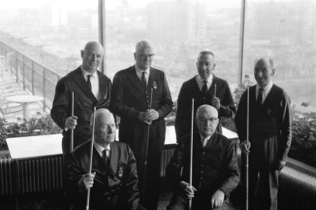 Biljarten Oud-Internationals in Rotterdam. De deelnemers zittend links Broekhuiz, Bestanddeelnr 914-9120
