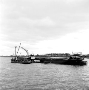 Binnenvaartschip De Harry uit Rotterdam naast een ponton met hijskraan en takel…, Bestanddeelnr 254-0933