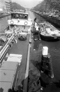 Binnenvaarttanker is vastgelopen onder een van de houten steigers van de brug in, Bestanddeelnr 922-3800