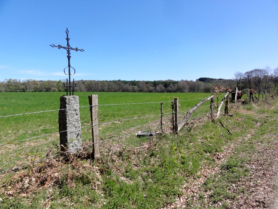 Biollet (Puy-de-Dôme) paysage avec croix de chemin