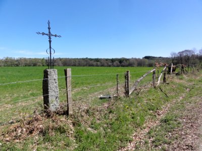 Biollet (Puy-de-Dôme) paysage avec croix de chemin