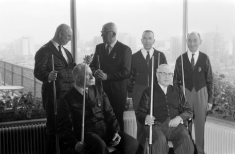 Biljarten Oud-Internationals in Rotterdam. De deelnemers zittend links Broekhuiz, Bestanddeelnr 914-9121