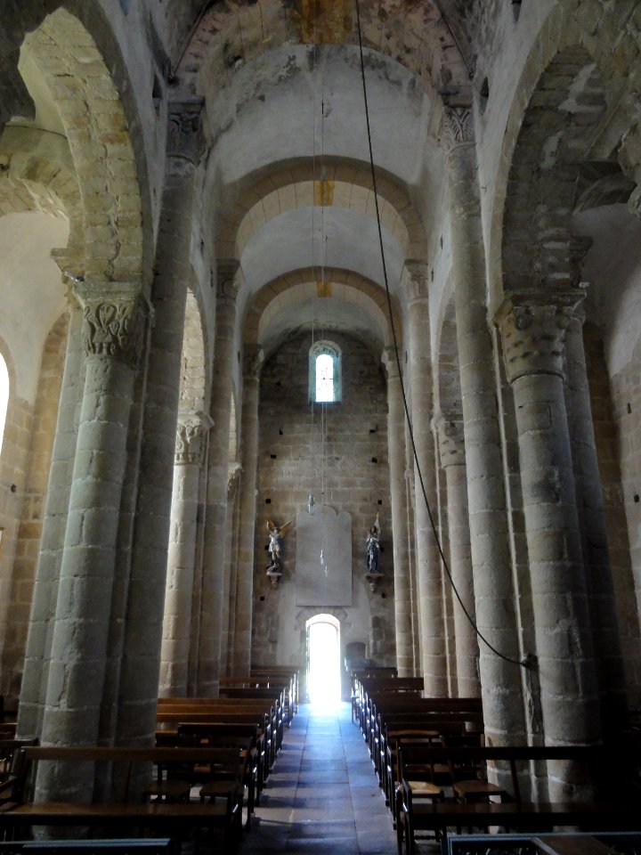 Biollet (Puy-de-Dôme) église, intérieur vers l'entrée