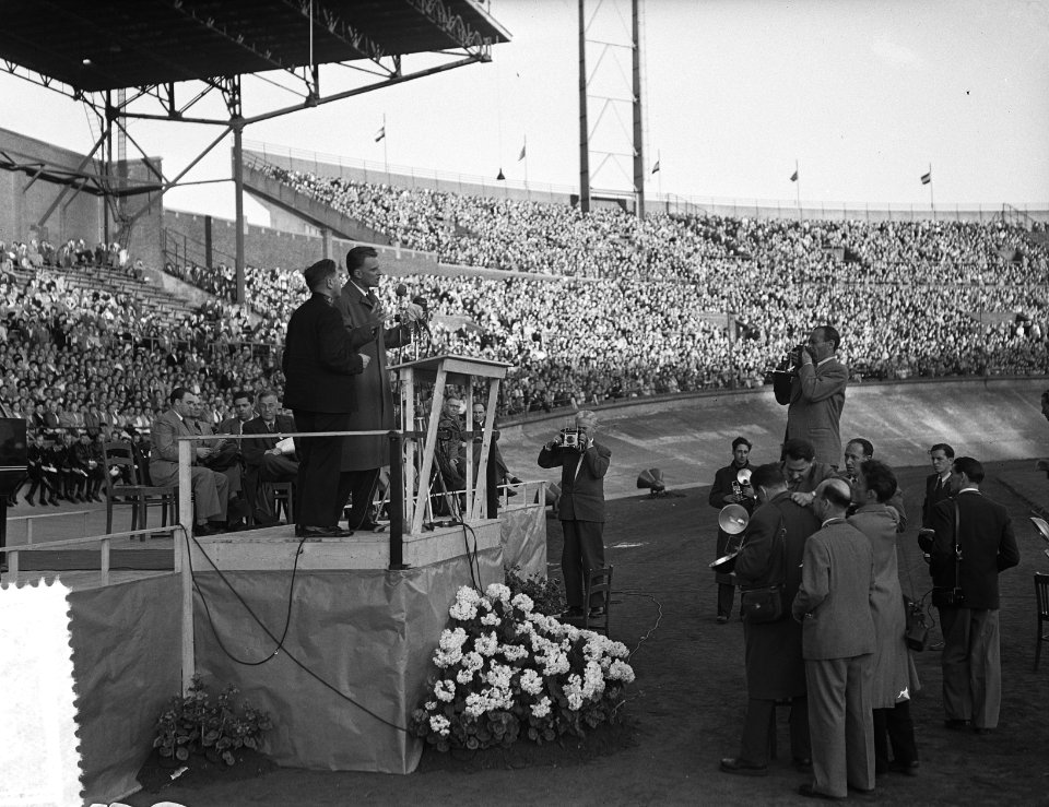 Billy Graham (Amerikaanse evangelist) in Nederland, bijeenkomst Olympisch Stadio, Bestanddeelnr 906-5385