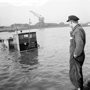 Binnenschip overvaren in het Amsterdam Rijnkanaal bij Utrecht, de schipper kijkt, Bestanddeelnr 912-0027 photo