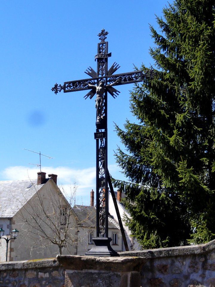 Biollet (Puy-de-Dôme) croix de chemin au bourg
