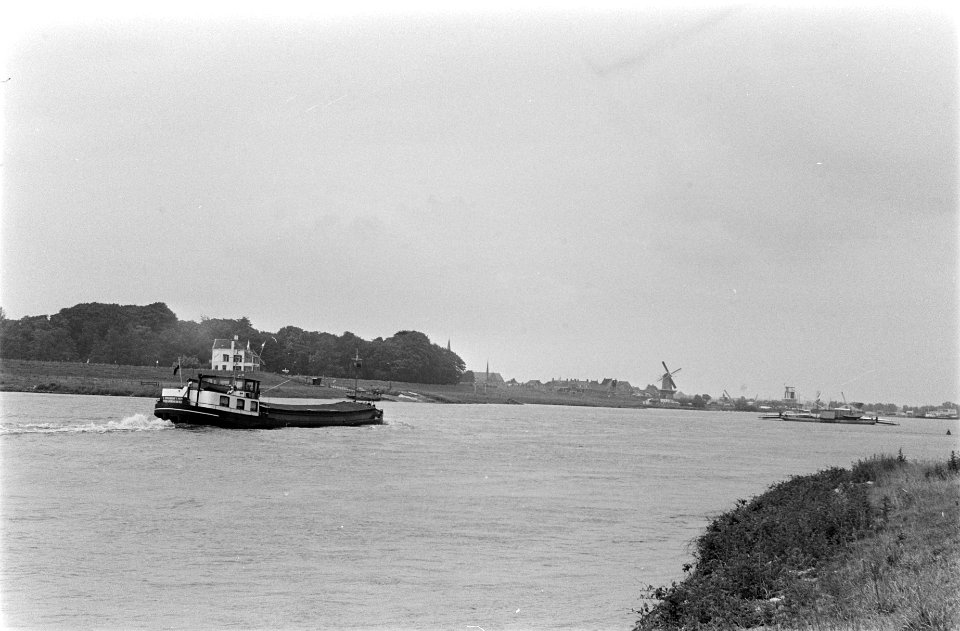 Binnenvaarstschip Twee Gebroeders op de Rijn ter hoogte van Wijk bij Duursted, Bestanddeelnr 922-5677