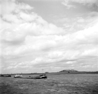 Binnenvaartschip Damco 101 op de Waal, op de achtergrond Fort Pannerden, Bestanddeelnr 254-0970