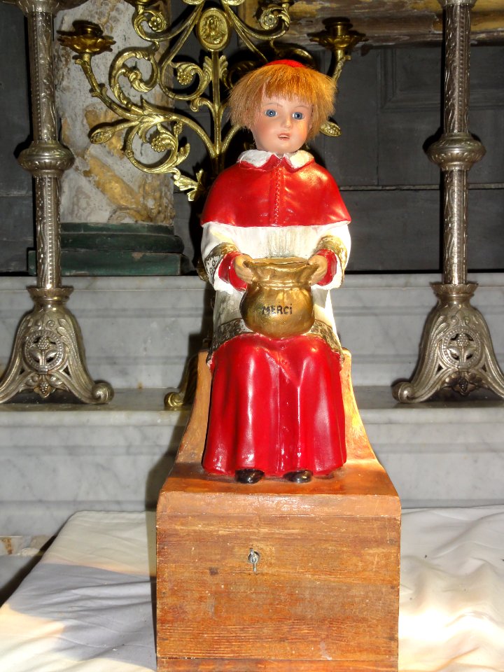 Biollet (Puy-de-Dôme) église statue Merci, enfant de choeur