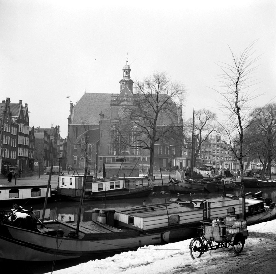 Binnenschepen in de gracht ervoor een bakfiets met melkflessen op de achtergro, Bestanddeelnr 254-3244