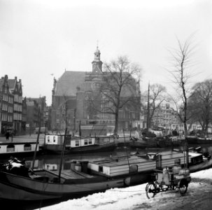 Binnenschepen in de gracht ervoor een bakfiets met melkflessen op de achtergro, Bestanddeelnr 254-3244