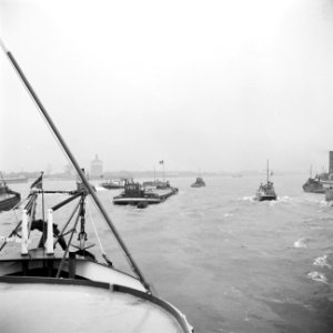 Binnenvaartschepen op de Maas ter hoogte van IJsselmonde bij Rotterdam, Bestanddeelnr 254-0921
