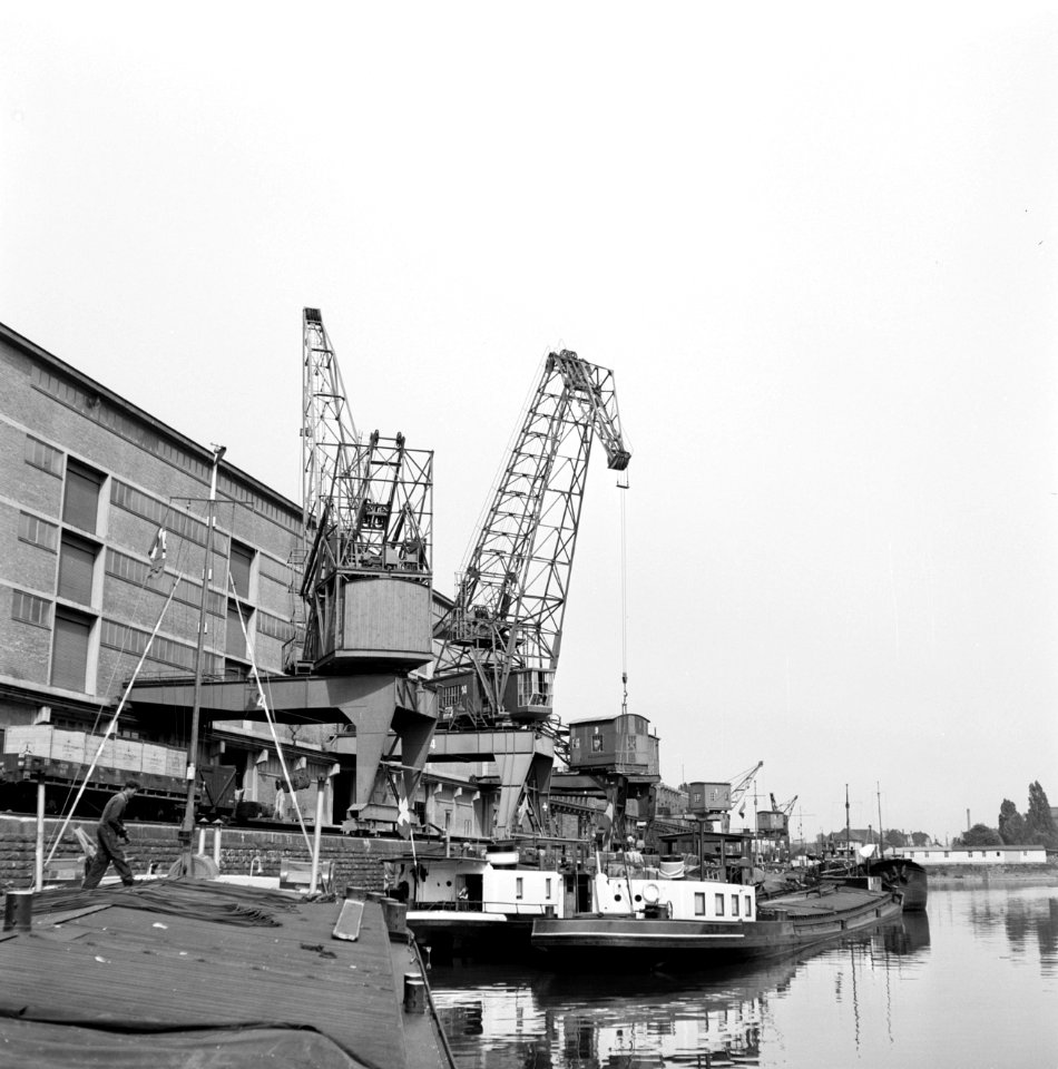 Binnenvaartschepen aan de kade inde haven van Karlsruhe, Bestanddeelnr 254-1194