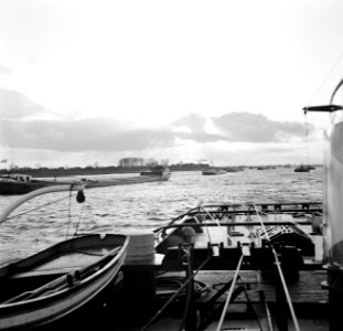 Binnenvaarschepen en sleep op de Maas, gezien vanaf de sleepboot, Bestanddeelnr 254-0930