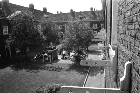 Binnentuin van het Karthuizerhofje in Amsterdam tijdens de restauratie, Bestanddeelnr 925-7040