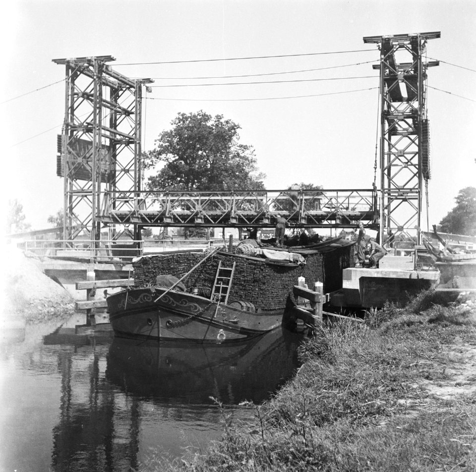 Binnenvaartschip met turf geladen vaart onder een hefbrug door, Bestanddeelnr 900-5208