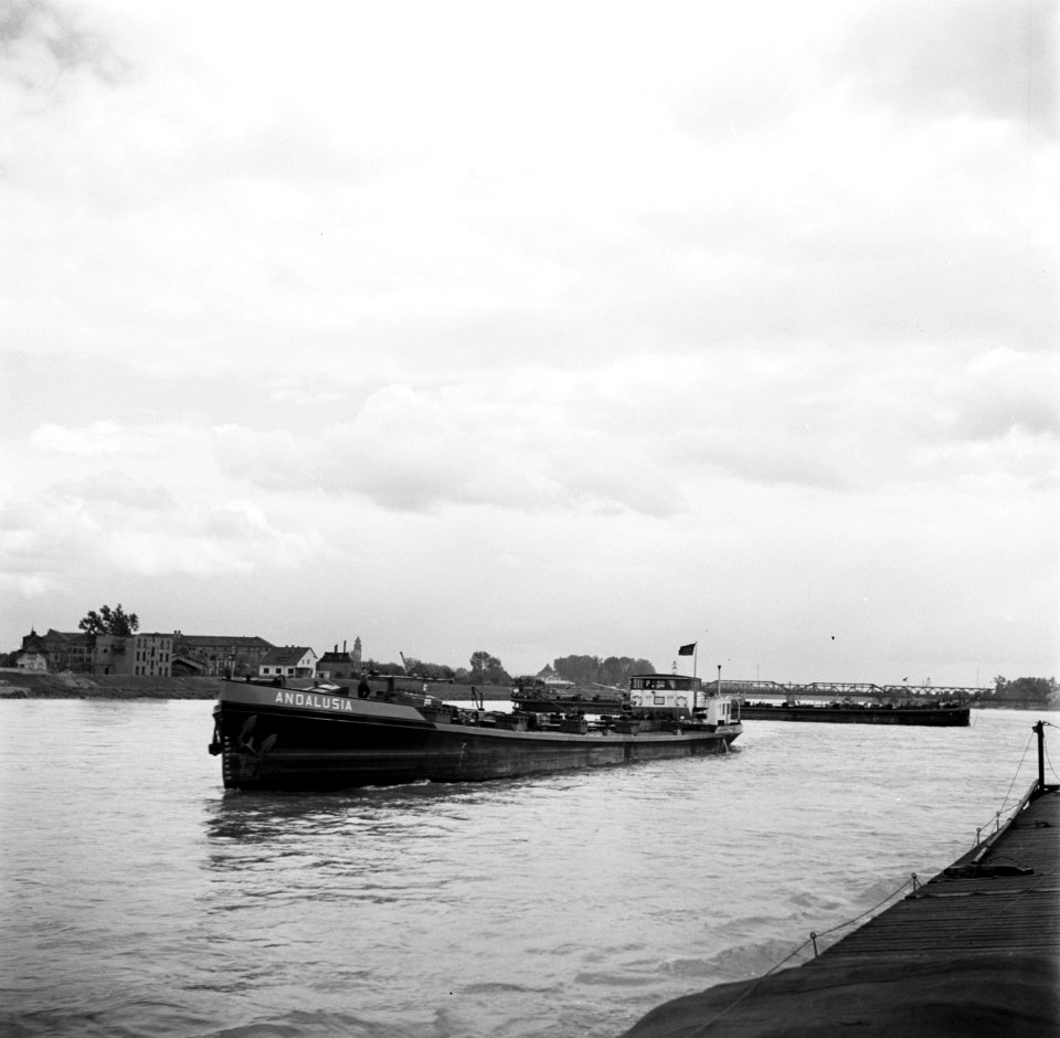 Binnenvaartschip Andalusia met op de achtergrond een losgeslagen sleepschip op …, Bestanddeelnr 254-1579