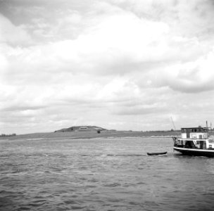 Binnenvaartschip Damco 101 met bijboot op de Waal met op de achtergrond Fort Pa…, Bestanddeelnr 254-0969