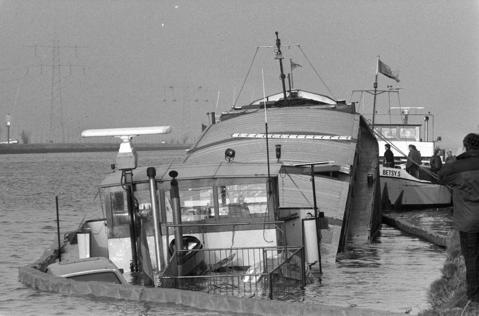 Binnenvaartschip na aanvaring half gezonken in Amsterdam Rijnkanaal, Bestanddeelnr 934-3795