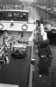 Binnenvaarttanker is vastgelopen onder een van de houten steigers van de brug in, Bestanddeelnr 922-3798