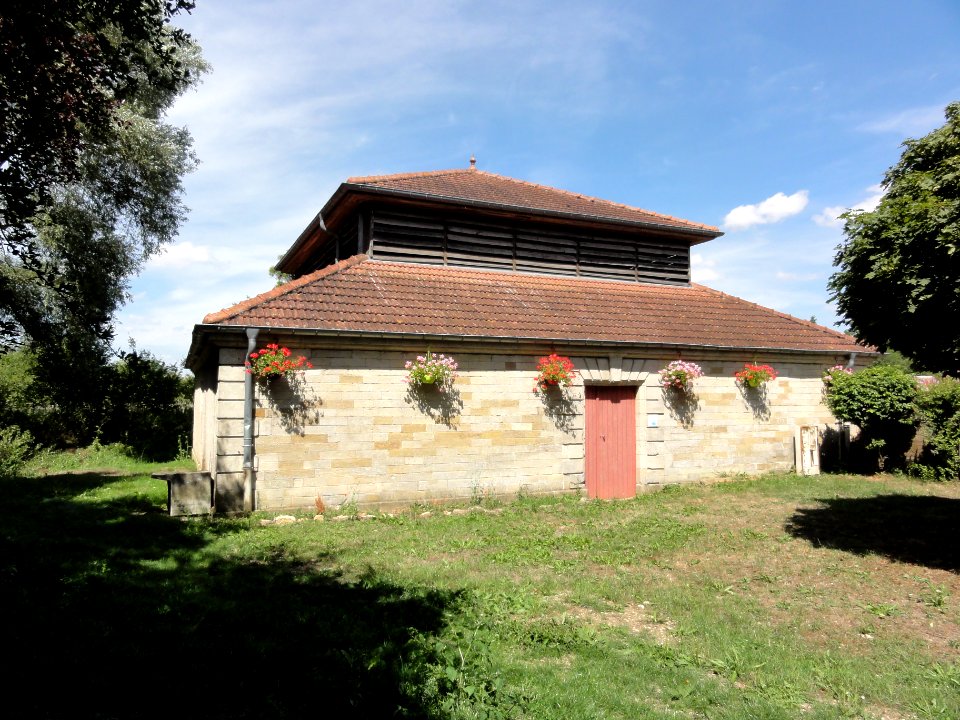 Billy-sous-Mangiennes (Meuse) lavoir à lanterne (02)