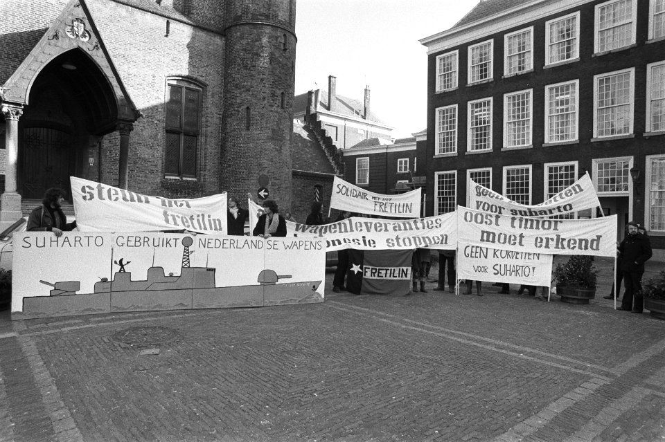 Binnenhof Den Haag , demonstratie tegen levering van korvetten aan Indonesie Van, Bestanddeelnr 930-1095