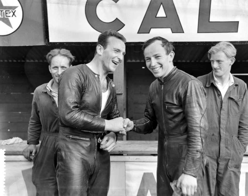 Bill Lomas (rechts, Groot-Brittanië), winnaar 350cc schudt de hand van John Surt, Bestanddeelnr 907-8594
