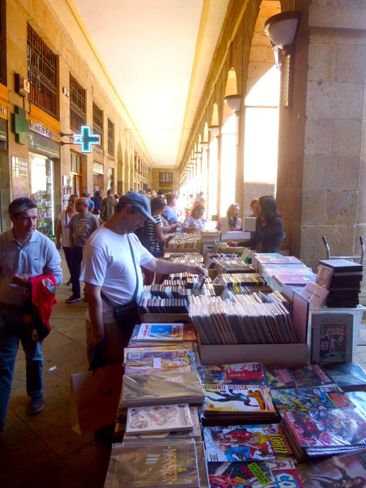 Bilbao - Plaza Nueva, mercadillo dominical, puestos de libros 01