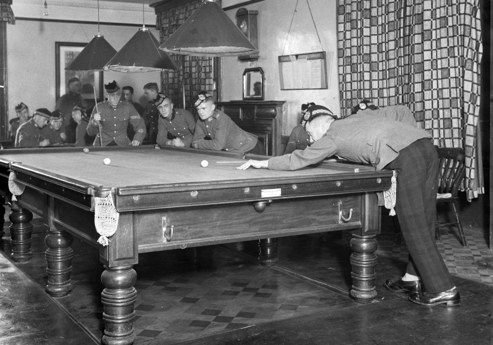 Biljart spelende soldaten in de recreatiezaal, Bestanddeelnr 190-1030