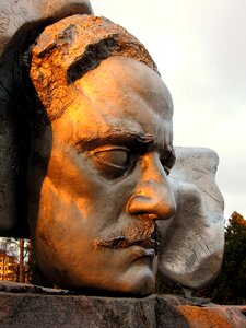 Monument art statue