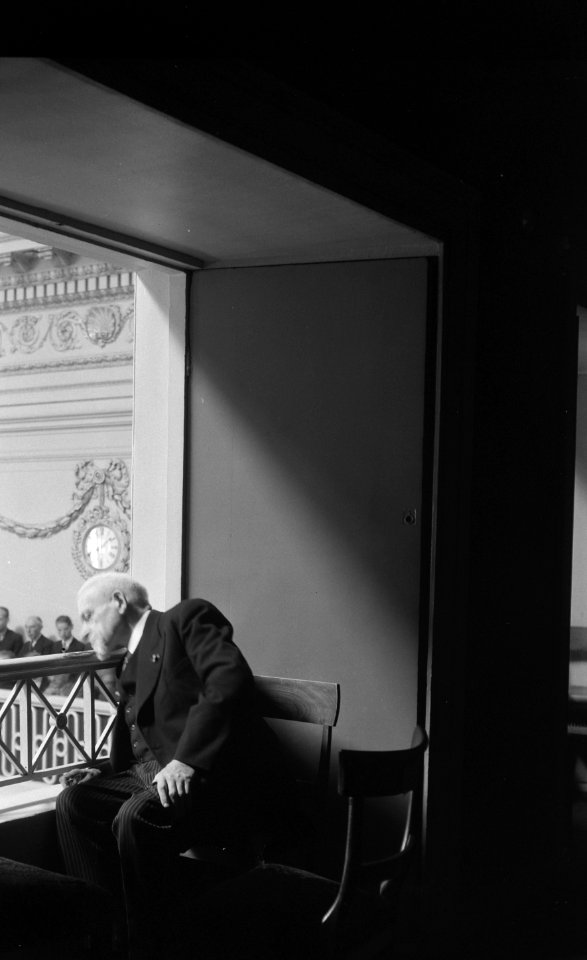 Binnenhof te Den Haag Tweede Kamer Een oudere man in een van de loges, Bestanddeelnr 900-8300