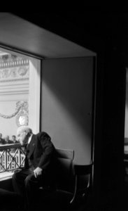 Binnenhof te Den Haag Tweede Kamer Een oudere man in een van de loges, Bestanddeelnr 900-8300