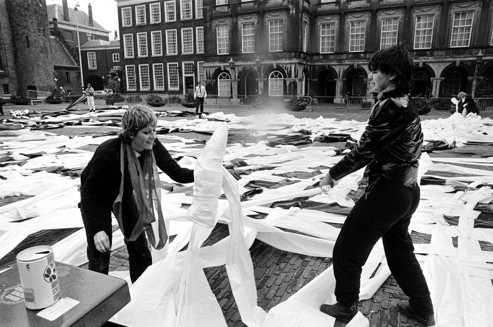 Binnenhof dichtweven dem. leerlingen LBO tegen voorstel De Jong (O&W) om vak T, Bestanddeelnr 931-4516