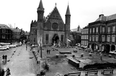 Binnenhof autovrij overzicht autovrij Binnenhof met bloembakken en banken, Bestanddeelnr 927-8303