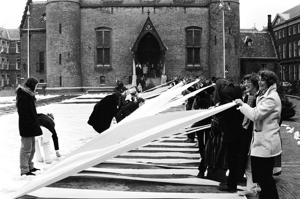 Binnenhof dichtweven dem. leerlingen LBO tegen voorstel De Jong (O&W) om vak T, Bestanddeelnr 931-4515