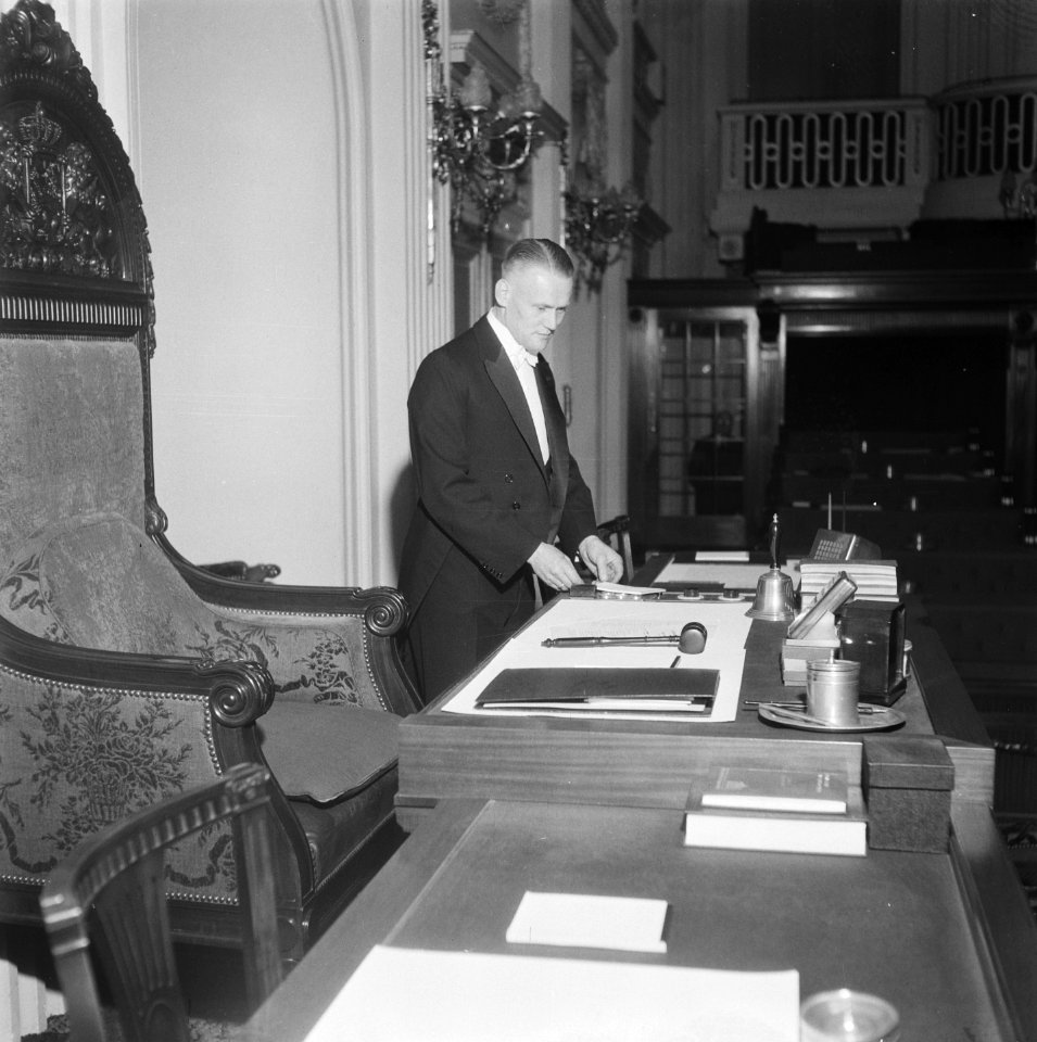 Binnenhof Den Haag Tweede Kamer Bureau en zetel van de voorzitter, met bode, Bestanddeelnr 900-8310