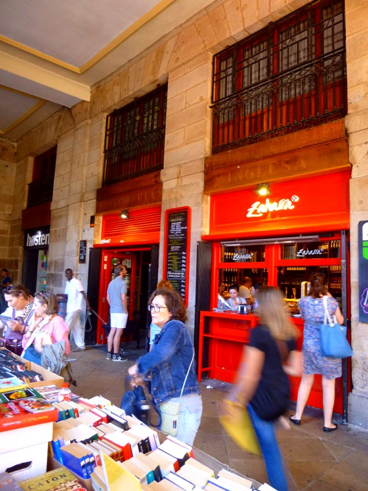 Bilbao - Plaza Nueva, mercadillo dominical, puestos de libros 03