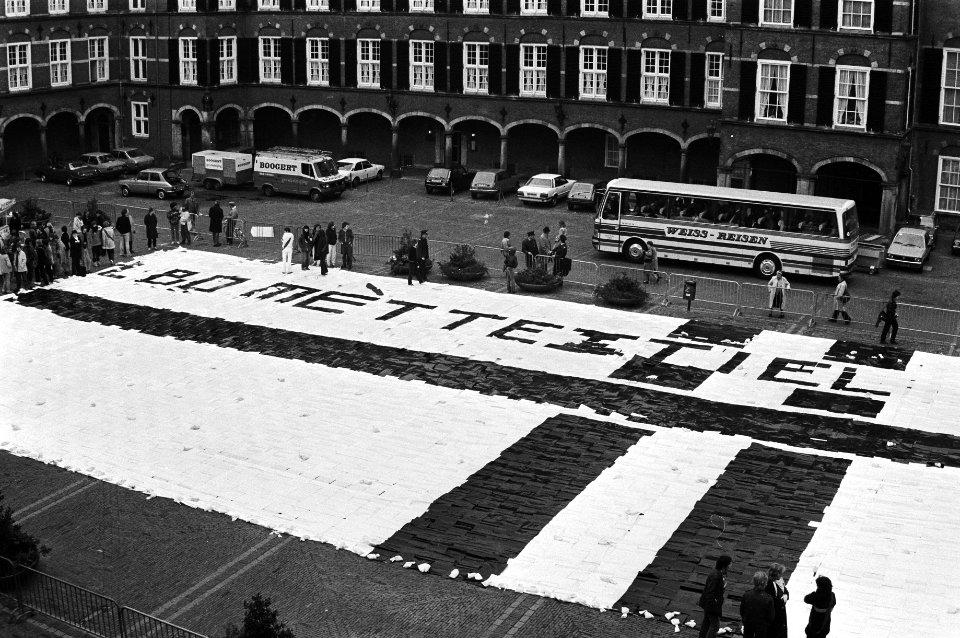 Binnenhof dichtweven dem. leerlingen LBO tegen voorstel De Jong (O&W) om vak T, Bestanddeelnr 931-4513