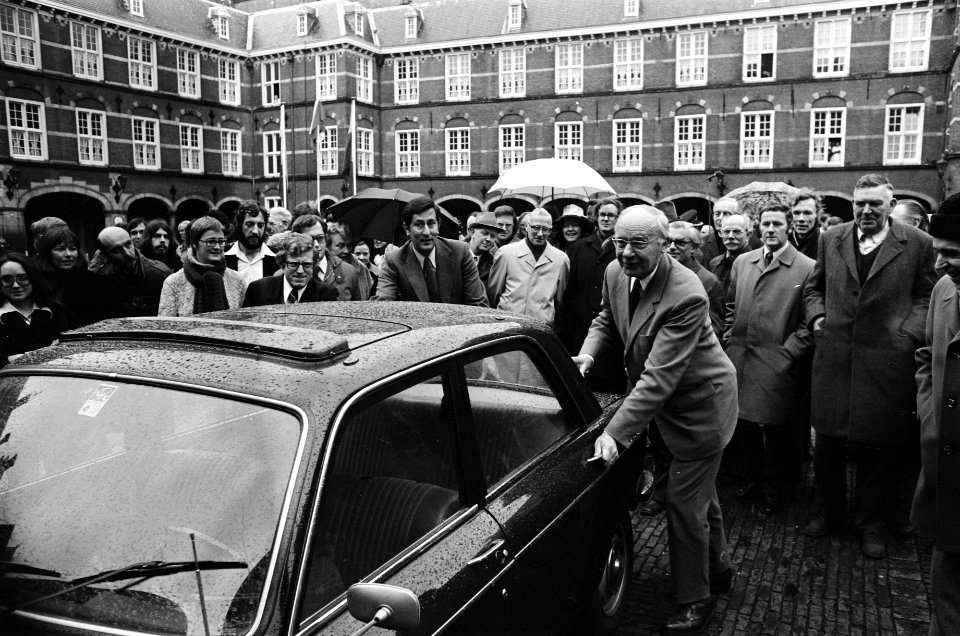 Binnenhof autovrij Kamervoorzitter Vondeling duwt laatste auto weg, Bestanddeelnr 927-8302