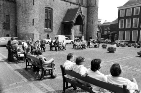 Binnenhof in Den Haag met zonnende mensen op de banken, Bestanddeelnr 927-9861