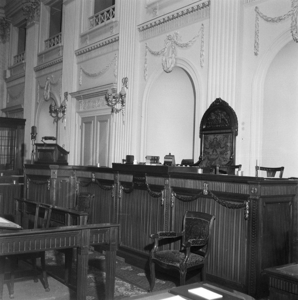Binnenhof Den Haag Tweede Kamer Spreekgestoelte met daarnaast zetel van de vo…, Bestanddeelnr 900-8308