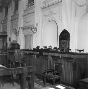 Binnenhof Den Haag Tweede Kamer Spreekgestoelte met daarnaast zetel van de vo…, Bestanddeelnr 900-8308
