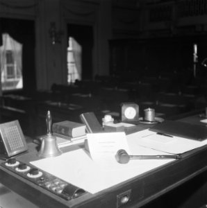 Binnenhof Den Haag Tweede Kamer Bureau van de voorzitter met voorzittershamer, Bestanddeelnr 900-8309