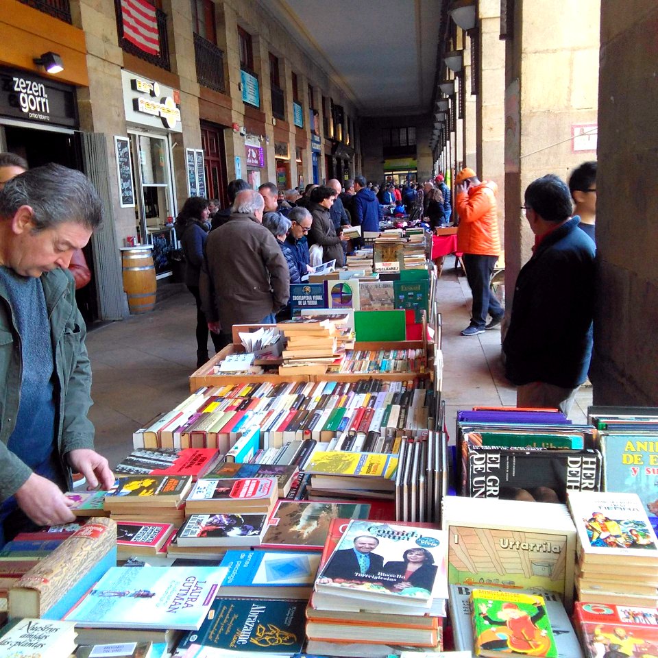 Bilbao - Plaza Nueva, mercadillo dominical, puestos de libros 07
